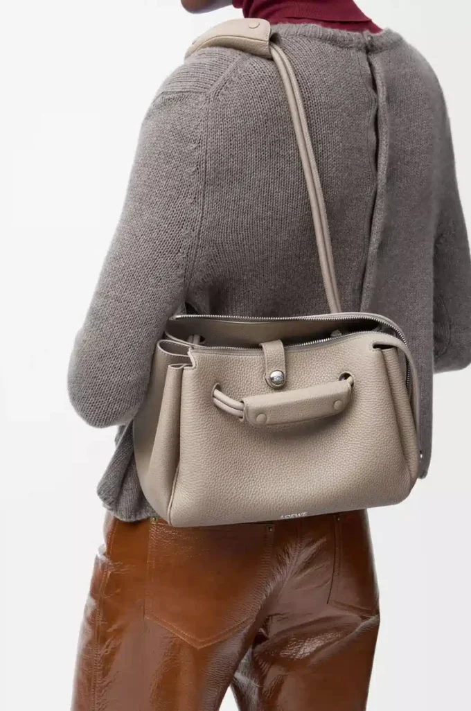 Bolso Madrid pequeño en piel de becerro granulada flexible Clay Bolso Madrid pequeño en piel de becerro granulada flexible Clay