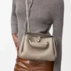 Bolso Madrid pequeño en piel de becerro granulada flexible Clay Bolso Madrid pequeño en piel de becerro granulada flexible Clay