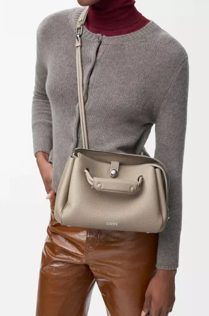 Bolso Madrid pequeño en piel de becerro granulada flexible Clay Bolso Madrid pequeño en piel de becerro granulada flexible Clay