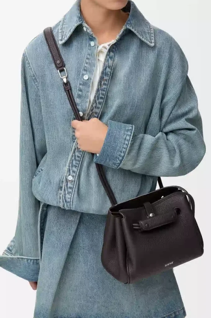 Bolso Madrid pequeño en piel de becerro granulada flexible Dark Ebony Bolso Madrid pequeño en piel de becerro granulada flexible Dark Ebony