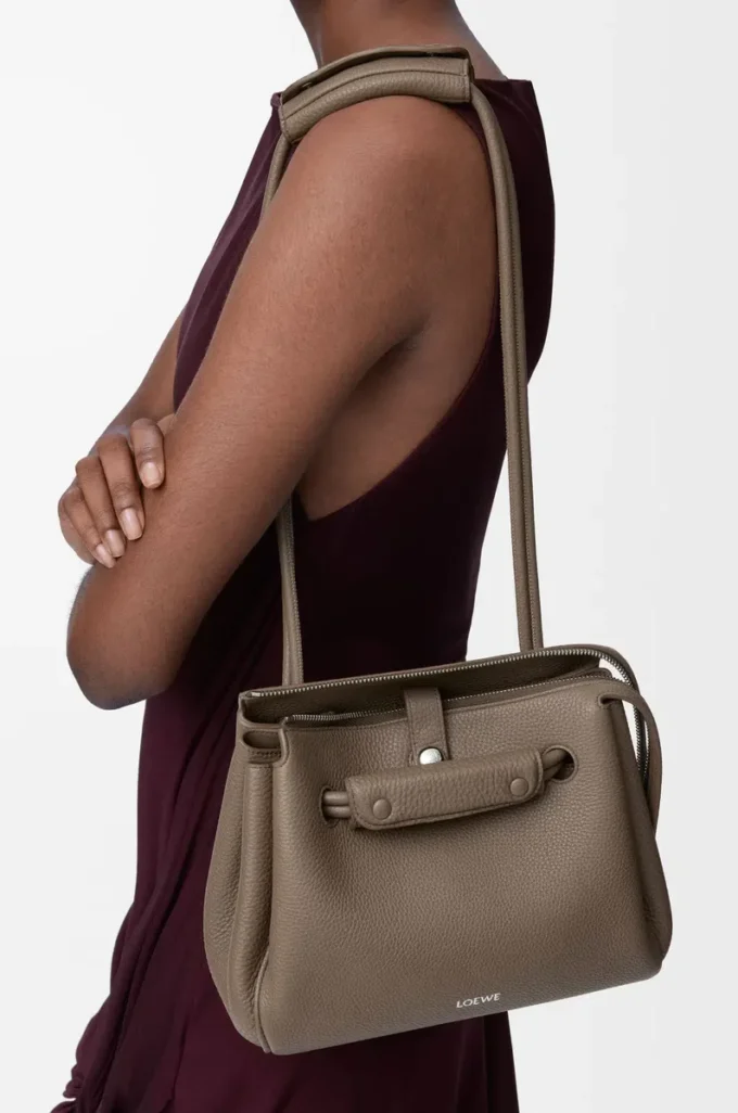 Bolso Madrid pequeño en piel de becerro granulada flexible Taupe Bolso Madrid pequeño en piel de becerro granulada flexible Taupe