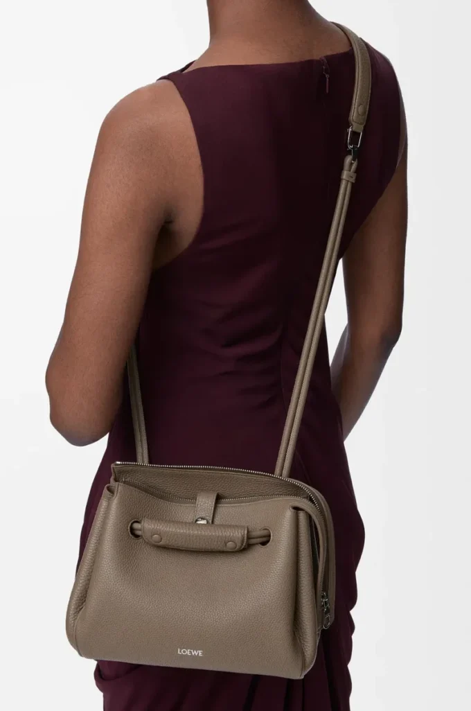 Bolso Madrid pequeño en piel de becerro granulada flexible Taupe Bolso Madrid pequeño en piel de becerro granulada flexible Taupe