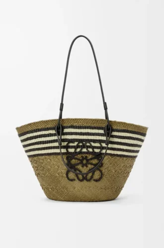 Bolso mediano Anagram de palma iraca y piel de becerro en color caqui oscuro/negro