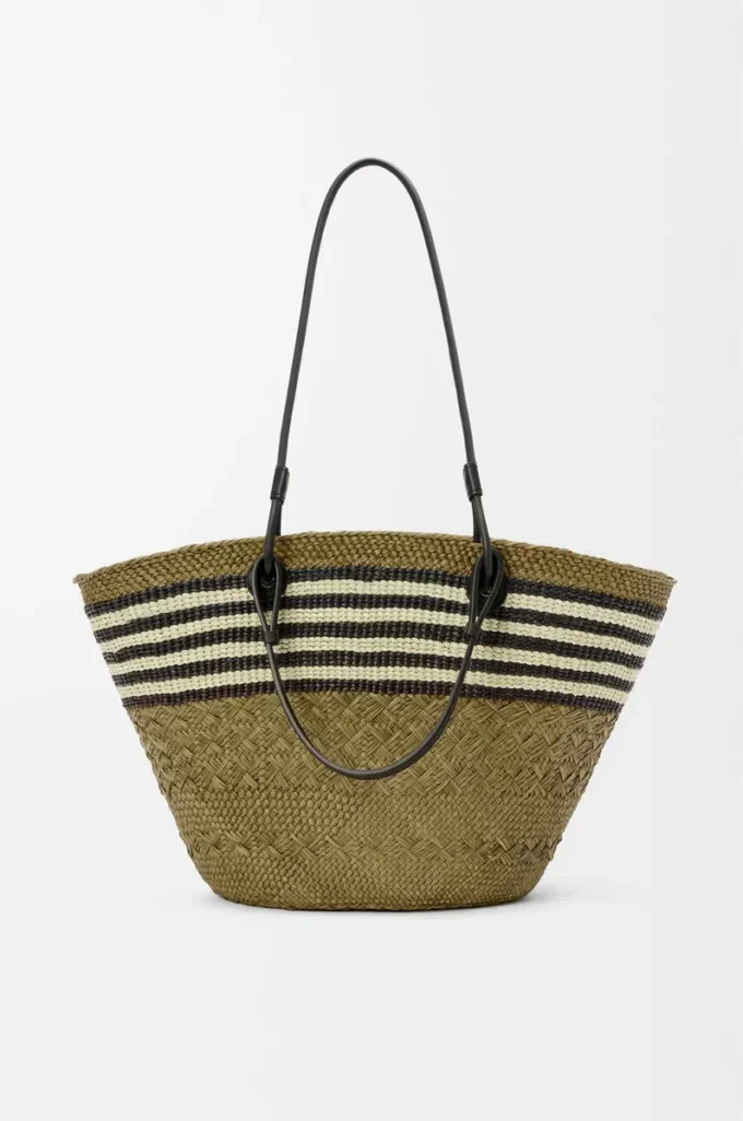 Bolso mediano Anagram de palma iraca y piel de becerro en color caqui oscuro/negro Bolso mediano Anagram de palma iraca y piel de becerro en color caqui oscuro/negro