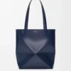 Bolso mediano Puzzle Fold en piel de becerro brillante azul abismo Bolso mediano Puzzle Fold en piel de becerro brillante azul abismo