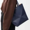Bolso mediano Puzzle Fold en piel de becerro brillante azul abismo Bolso mediano Puzzle Fold en piel de becerro brillante azul abismo