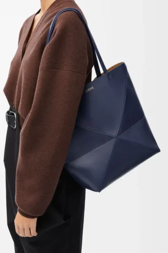 Bolso mediano Puzzle Fold en piel de becerro brillante azul abismo