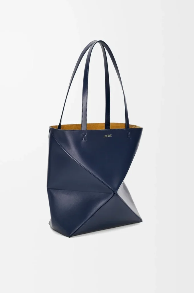 Bolso mediano Puzzle Fold en piel de becerro brillante azul abismo Bolso mediano Puzzle Fold en piel de becerro brillante azul abismo