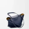Bolso mediano Puzzle Fold en piel de becerro brillante azul abismo Bolso mediano Puzzle Fold en piel de becerro brillante azul abismo