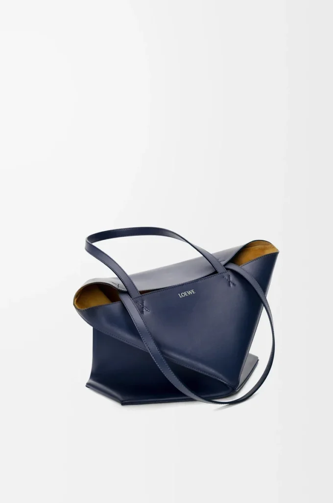 Bolso mediano Puzzle Fold en piel de becerro brillante azul abismo Bolso mediano Puzzle Fold en piel de becerro brillante azul abismo