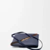 Bolso mediano Puzzle Fold en piel de becerro brillante azul abismo Bolso mediano Puzzle Fold en piel de becerro brillante azul abismo