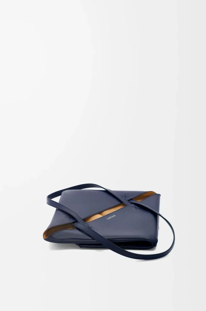 Bolso mediano Puzzle Fold en piel de becerro brillante azul abismo Bolso mediano Puzzle Fold en piel de becerro brillante azul abismo