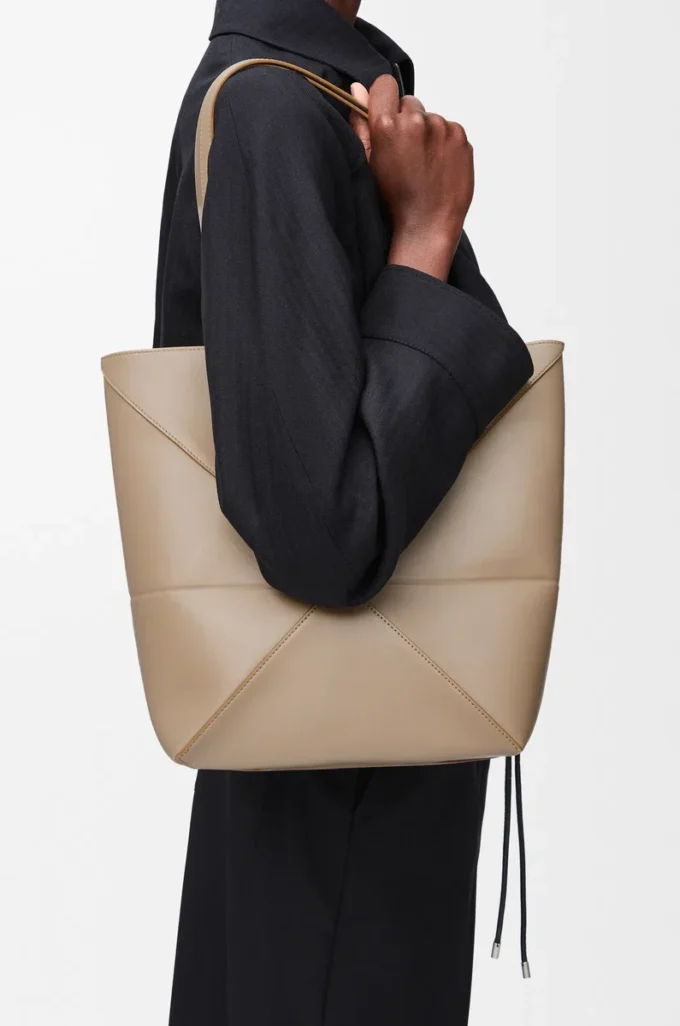 Bolso mediano Puzzle Fold en piel de becerro brillante color arena Bolso mediano Puzzle Fold en piel de becerro brillante color arena