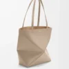 Bolso mediano Puzzle Fold en piel de becerro brillante color arena Bolso mediano Puzzle Fold en piel de becerro brillante color arena