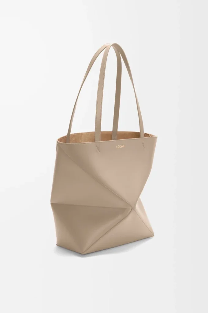 Bolso mediano Puzzle Fold en piel de becerro brillante color arena Bolso mediano Puzzle Fold en piel de becerro brillante color arena