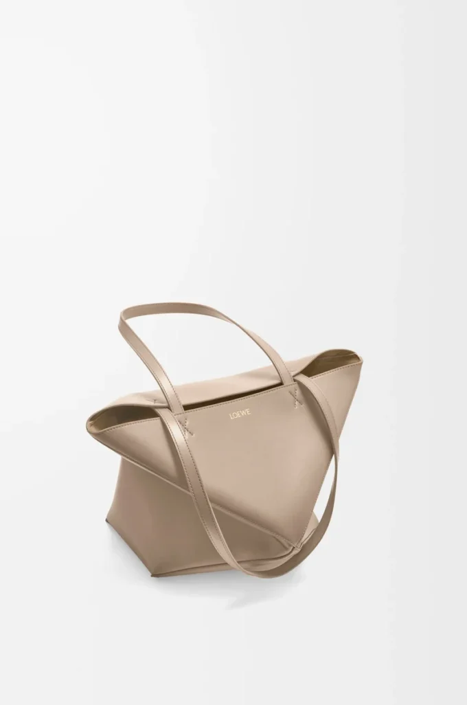 Bolso mediano Puzzle Fold en piel de becerro brillante color arena Bolso mediano Puzzle Fold en piel de becerro brillante color arena