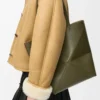 Bolso mediano Puzzle Fold en piel de becerro brillante Dark Khaki Bolso mediano Puzzle Fold en piel de becerro brillante Dark Khaki