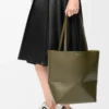 Bolso mediano Puzzle Fold en piel de becerro brillante Dark Khaki Bolso mediano Puzzle Fold en piel de becerro brillante Dark Khaki