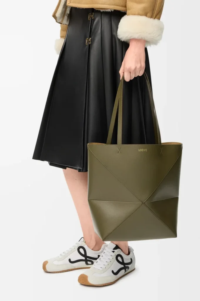 Bolso mediano Puzzle Fold en piel de becerro brillante Dark Khaki Bolso mediano Puzzle Fold en piel de becerro brillante Dark Khaki