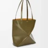Bolso mediano Puzzle Fold en piel de becerro brillante Dark Khaki Bolso mediano Puzzle Fold en piel de becerro brillante Dark Khaki
