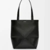 Bolso mediano Puzzle Fold en piel de becerro brillante negro Bolso mediano Puzzle Fold en piel de becerro brillante negro