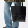 Bolso mediano Puzzle Fold en piel de becerro brillante negro Bolso mediano Puzzle Fold en piel de becerro brillante negro