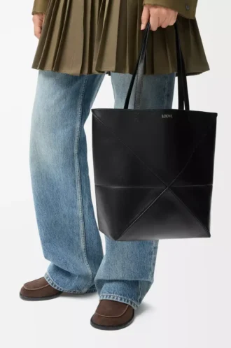 Bolso mediano Puzzle Fold en piel de becerro brillante negro