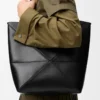 Bolso mediano Puzzle Fold en piel de becerro brillante negro Bolso mediano Puzzle Fold en piel de becerro brillante negro