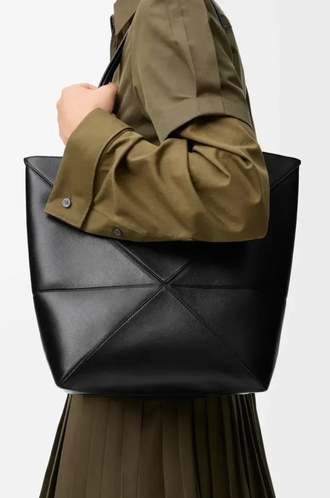 Bolso mediano Puzzle Fold en piel de becerro brillante negro Bolso mediano Puzzle Fold en piel de becerro brillante negro