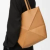 Bolso mediano Puzzle Fold en piel de becerro brillante Warm Desert Bolso mediano Puzzle Fold en piel de becerro brillante Warm Desert