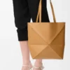 Bolso mediano Puzzle Fold en piel de becerro brillante Warm Desert Bolso mediano Puzzle Fold en piel de becerro brillante Warm Desert