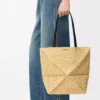 Bolso mediano Puzzle Fold en rafia natural Bolso mediano Puzzle Fold en rafia natural