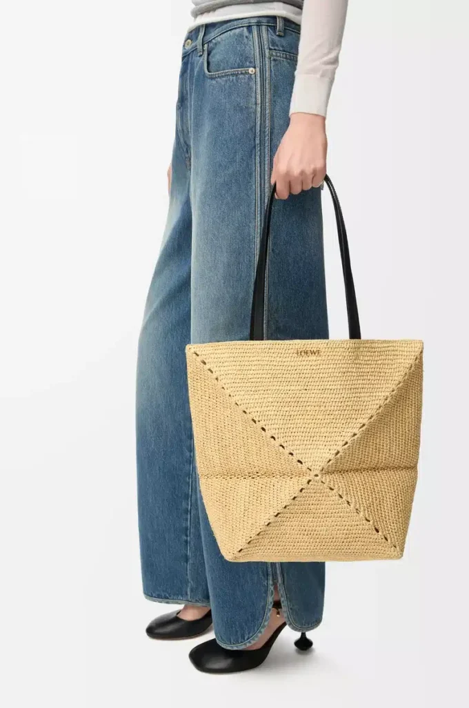 Bolso mediano Puzzle Fold en rafia natural Bolso mediano Puzzle Fold en rafia natural