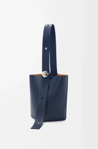 Bolso medio Pebble en piel de becerro lisa azul abismo