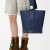 Bolso medio Pebble en piel de becerro lisa azul abismo Bolso medio Pebble en piel de becerro lisa azul abismo