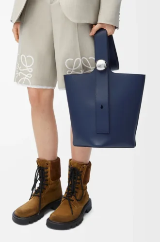 Bolso medio Pebble en piel de becerro lisa azul abismo