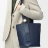 Bolso medio Pebble en piel de becerro lisa azul abismo Bolso medio Pebble en piel de becerro lisa azul abismo