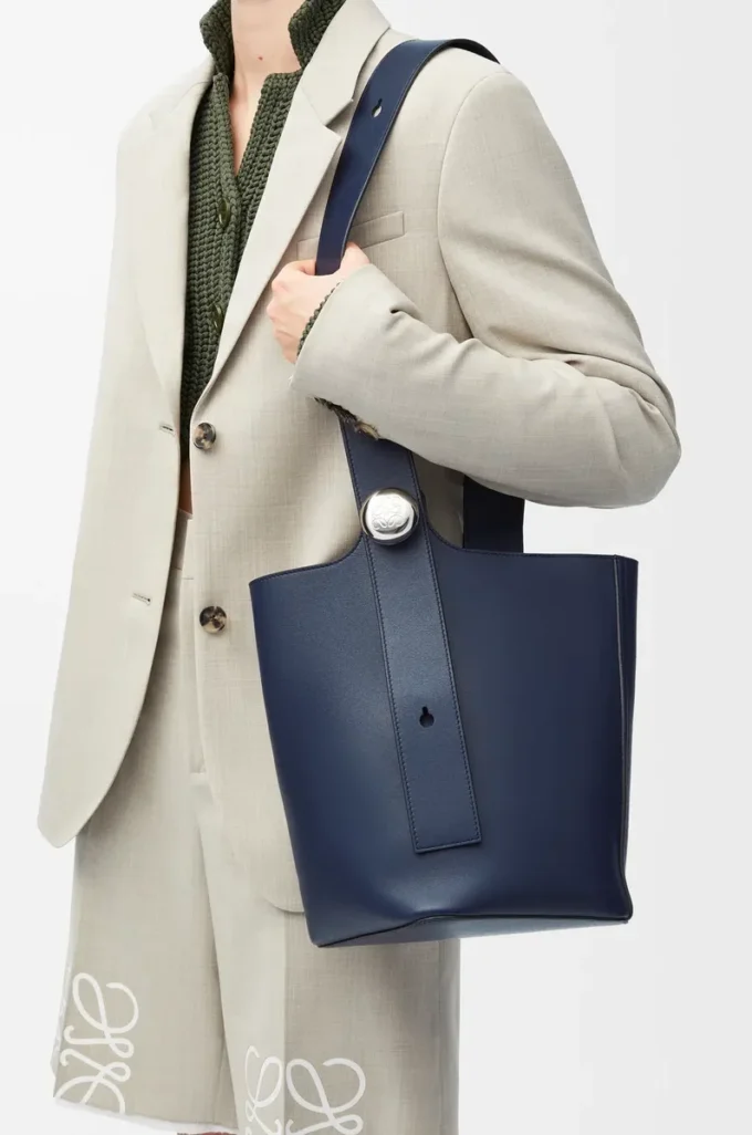 Bolso medio Pebble en piel de becerro lisa azul abismo Bolso medio Pebble en piel de becerro lisa azul abismo
