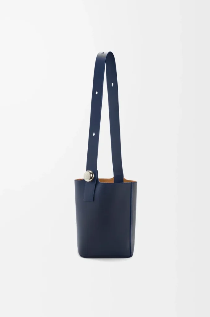 Bolso medio Pebble en piel de becerro lisa azul abismo Bolso medio Pebble en piel de becerro lisa azul abismo