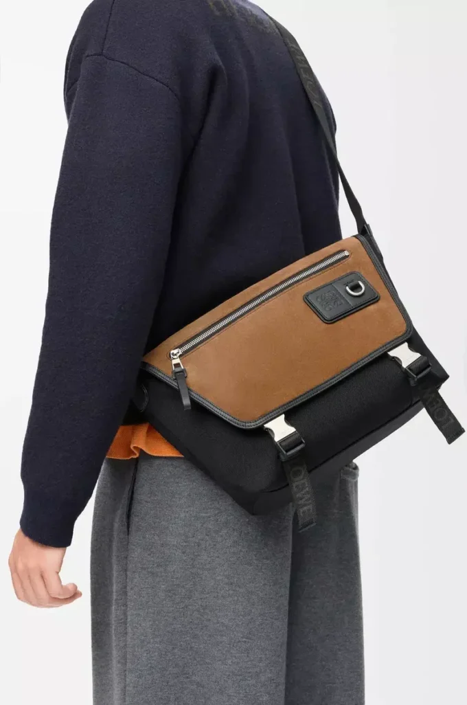 Bolso mensajero Flex mediano en lona y ante Negro/Oro oscuro Bolso mensajero Flex mediano en lona y ante Negro/Oro oscuro