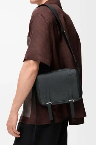 Bolso mensajero militar XS en suave piel de becerro granulada Negro