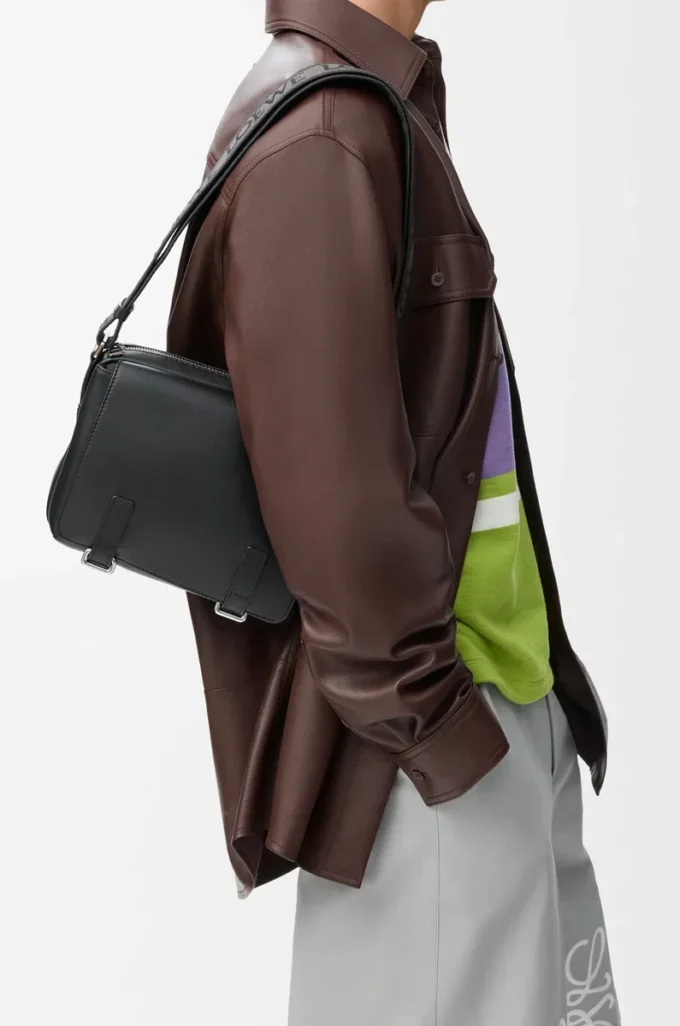 Bolso mensajero militar XS en suave piel de becerro granulada Negro