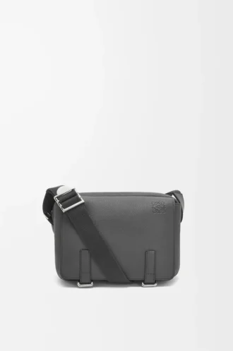 Bolso mensajero Military XS en piel de becerro granulada suave color antracita