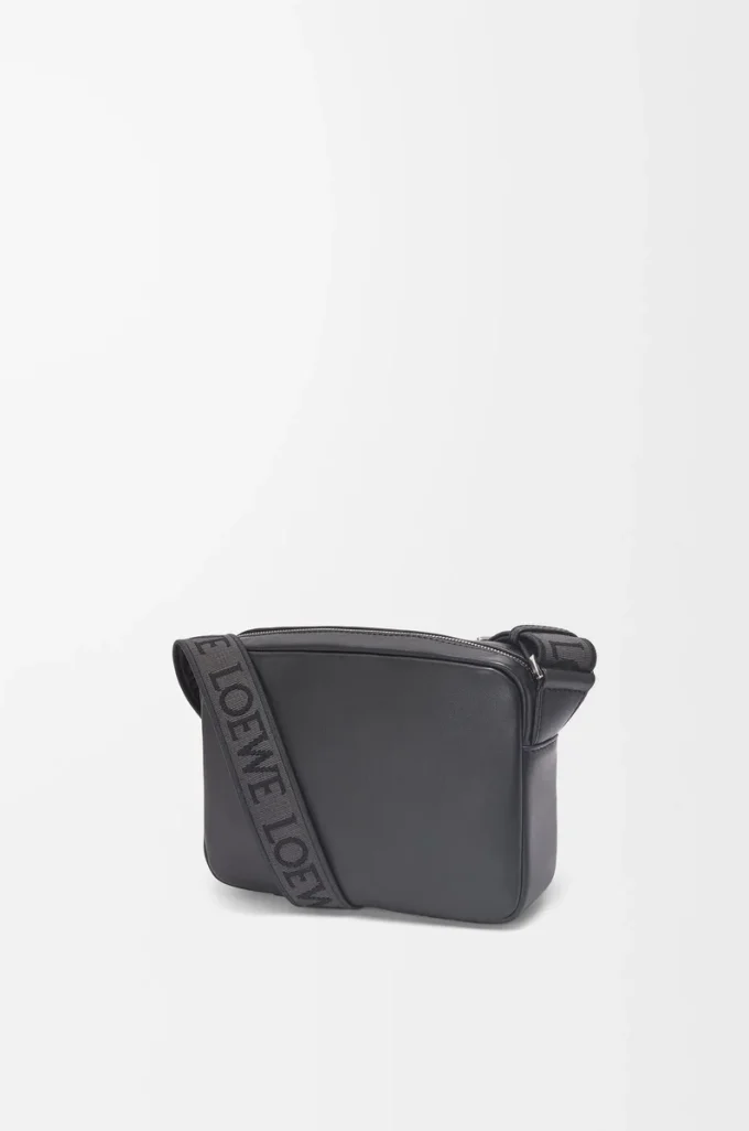 Bolso mensajero Military XS en piel de becerro suave y flexible y jacquard Negro