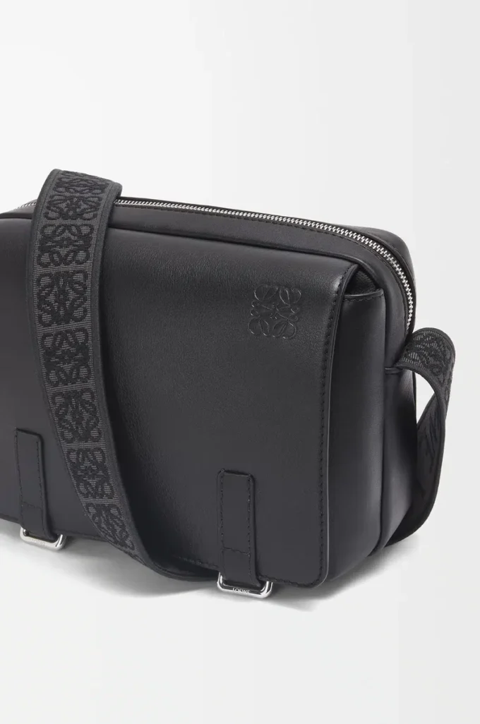 Bolso mensajero Military XS en piel de becerro suave y flexible y jacquard Negro