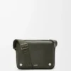 Bolso mensajero Pebble mediano en piel de becerro granulada flexible, color caqui oscuro