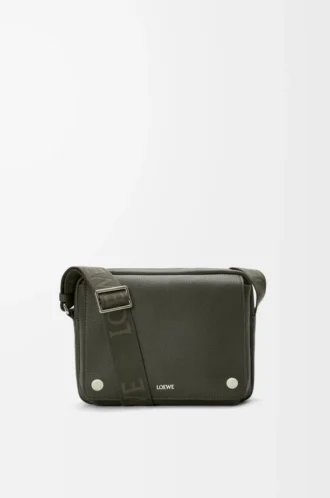 Bolso mensajero Pebble mediano en piel de becerro granulada flexible, color caqui oscuro