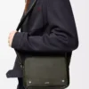 Bolso mensajero Pebble mediano en piel de becerro granulada flexible, color caqui oscuro