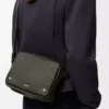 Bolso mensajero Pebble mediano en piel de becerro granulada flexible, color caqui oscuro