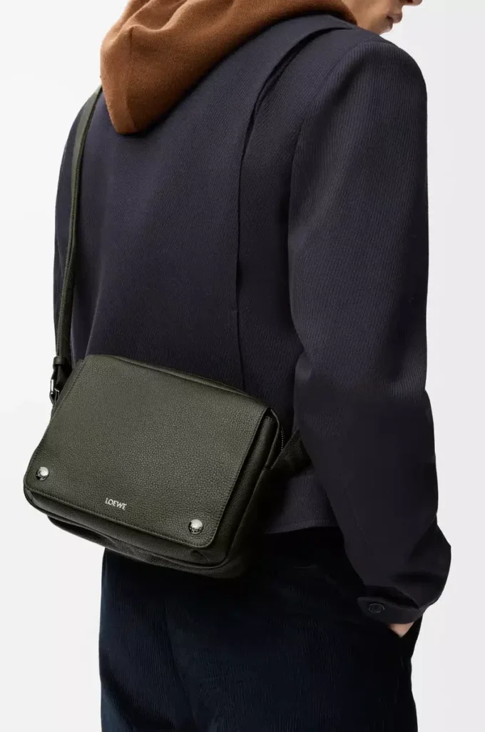 Bolso mensajero Pebble mediano en piel de becerro granulada flexible, color caqui oscuro